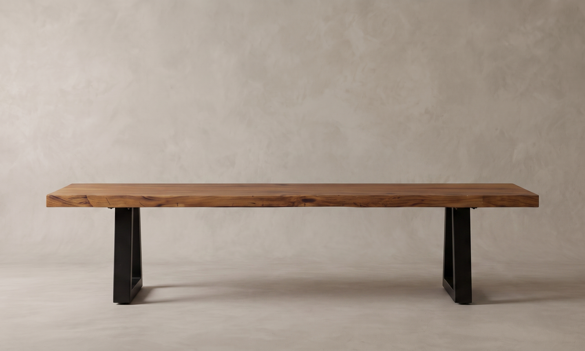 Ås bänk 220 cm i återvunnen teak och svart lackerat järn, sedd rakt framifrån