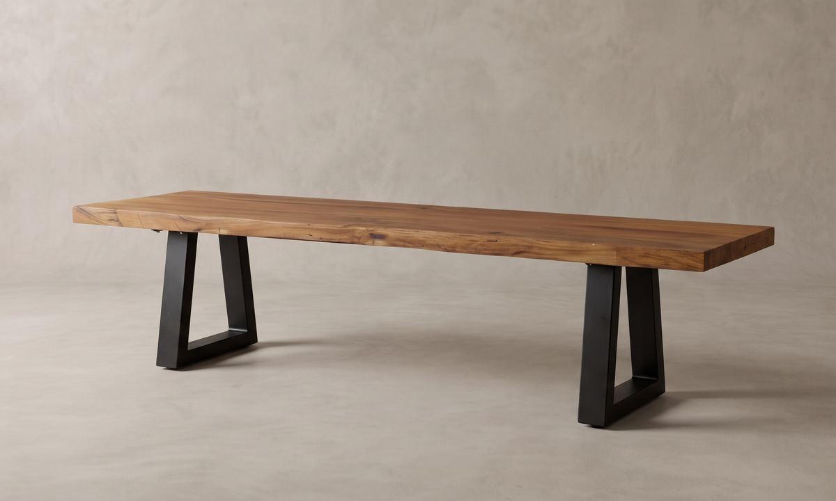 Ås bänk 220 cm i återvunnen teak och svart lackerat järn, sedd snett framifrån