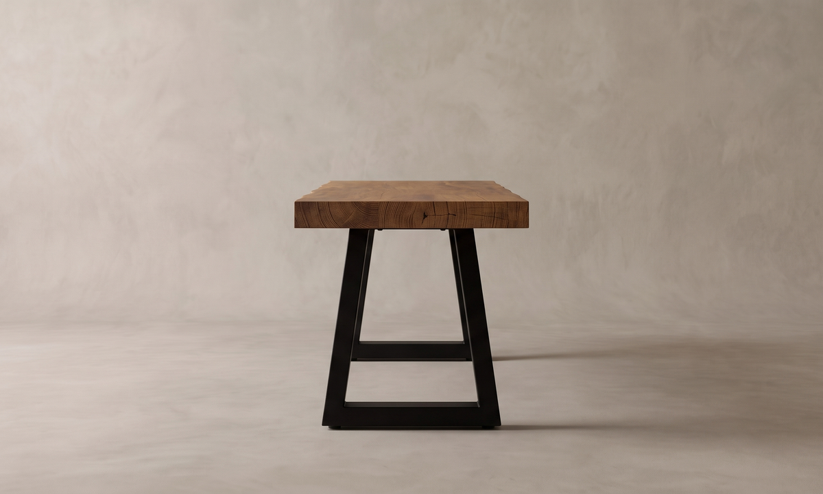 Ås bänk 220 cm i återvunnen teak och svart lackerat järn, sedd från sidan