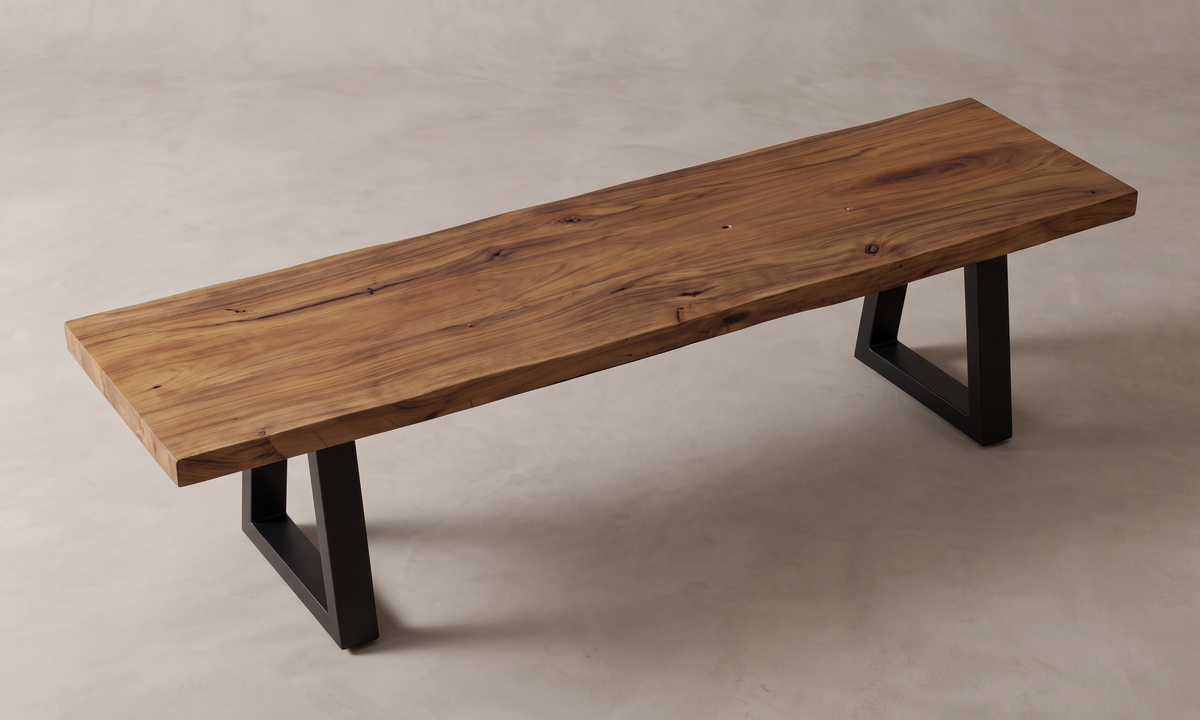 Ås bänk 220 cm i återvunnen teak och svart lackerat järn, sedd uppifrån mot skivan
