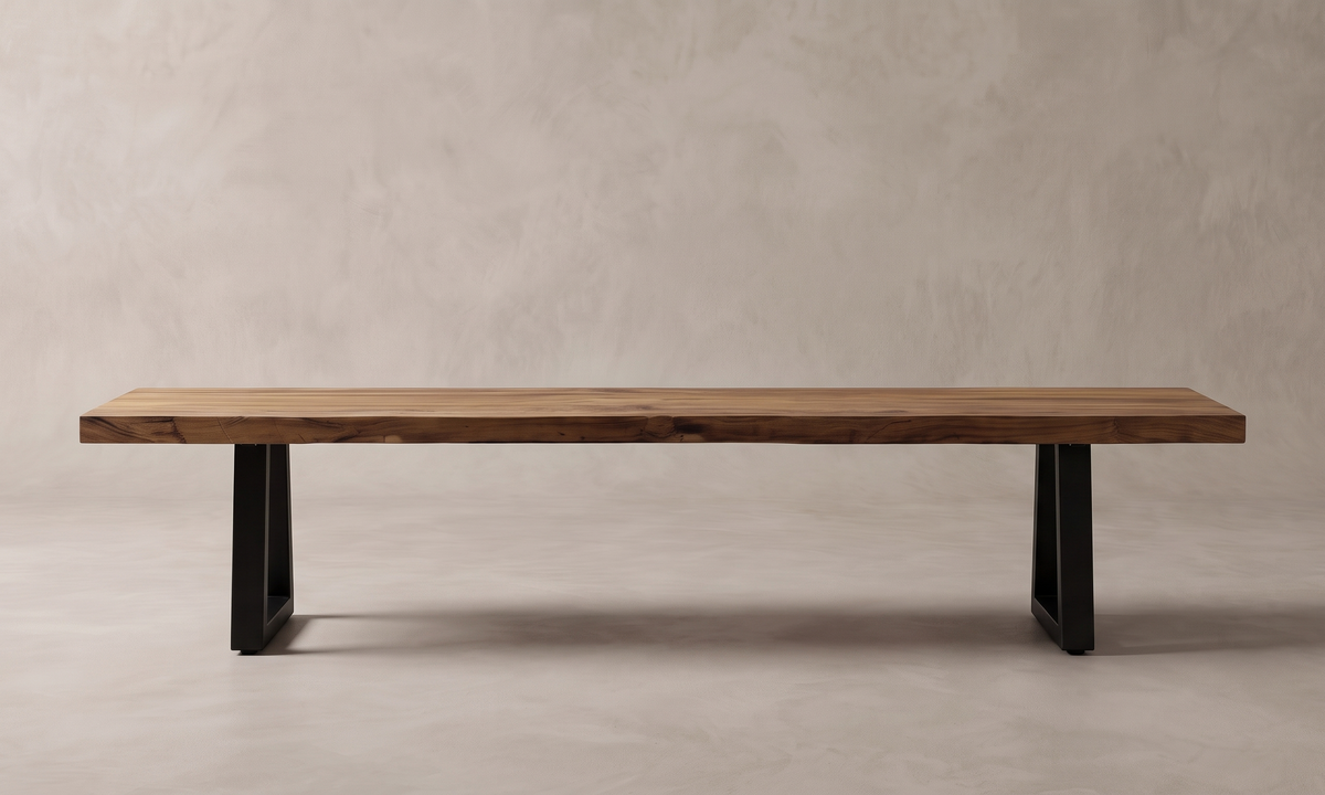Ås bänk 280 cm i återvunnen teak och svart lackerat järn, sedd rakt framifrån