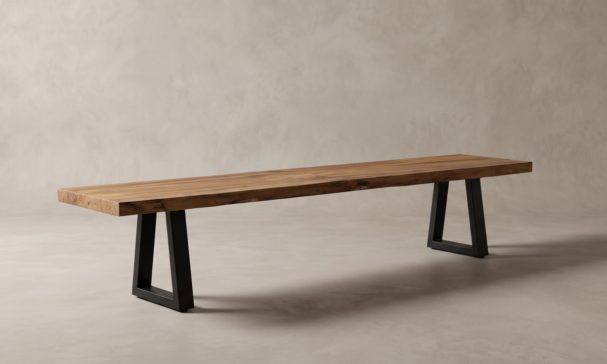 Ås bänk 280 cm i återvunnen teak och svart lackerat järn, sedd snett framifrån