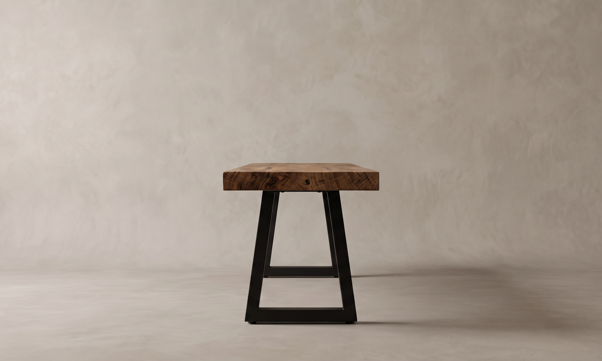 Ås bänk 280 cm i återvunnen teak och svart lackerat järn, sedd från sidan