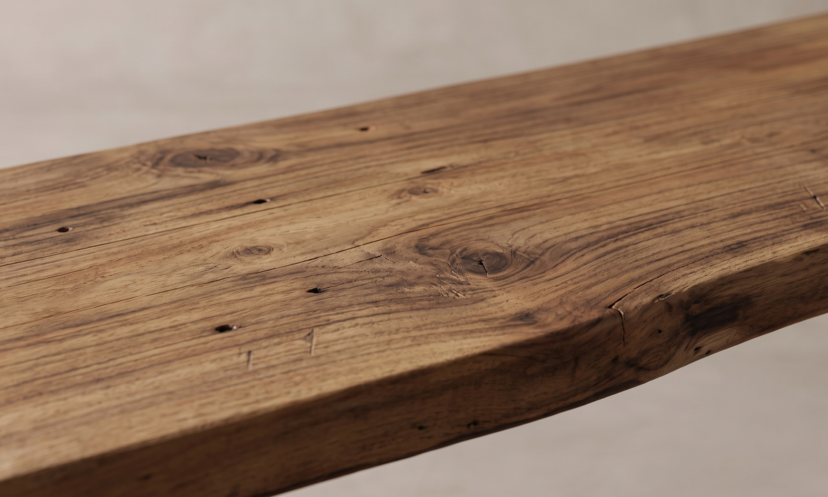 Ås bänk 280 cm i återvunnen teak och svart lackerat järn, närbild på träets ådring och yta