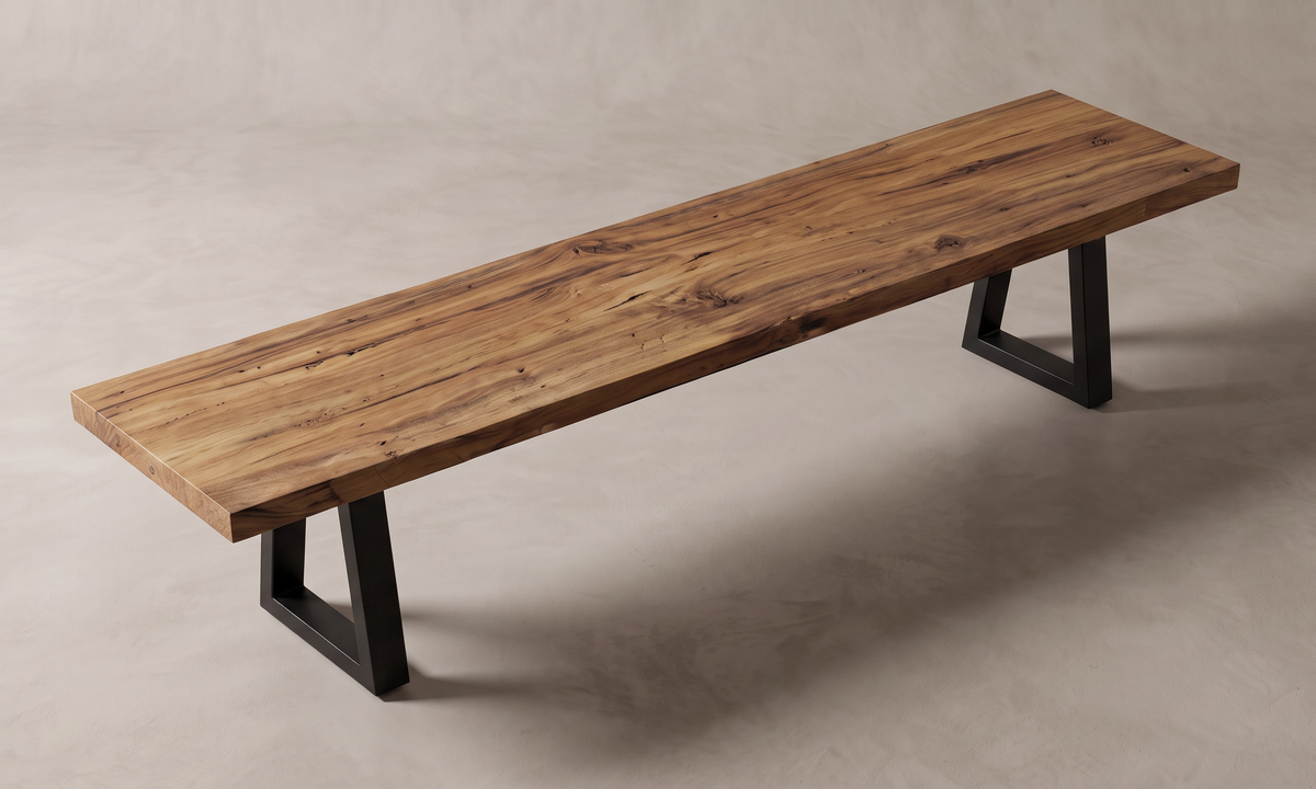 Ås bänk 280 cm i återvunnen teak och svart lackerat järn, sedd uppifrån mot skivan