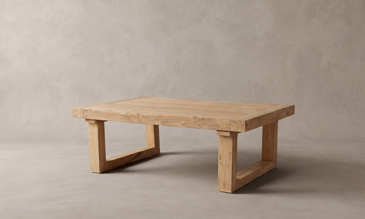 Brygga soffbord i återvunnen teak, sett snett framifrån