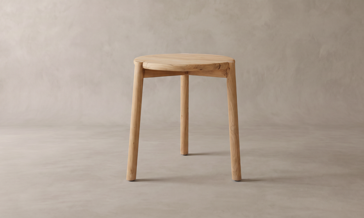 Driva sidobord i obehandlad teak, sett snett framifrån