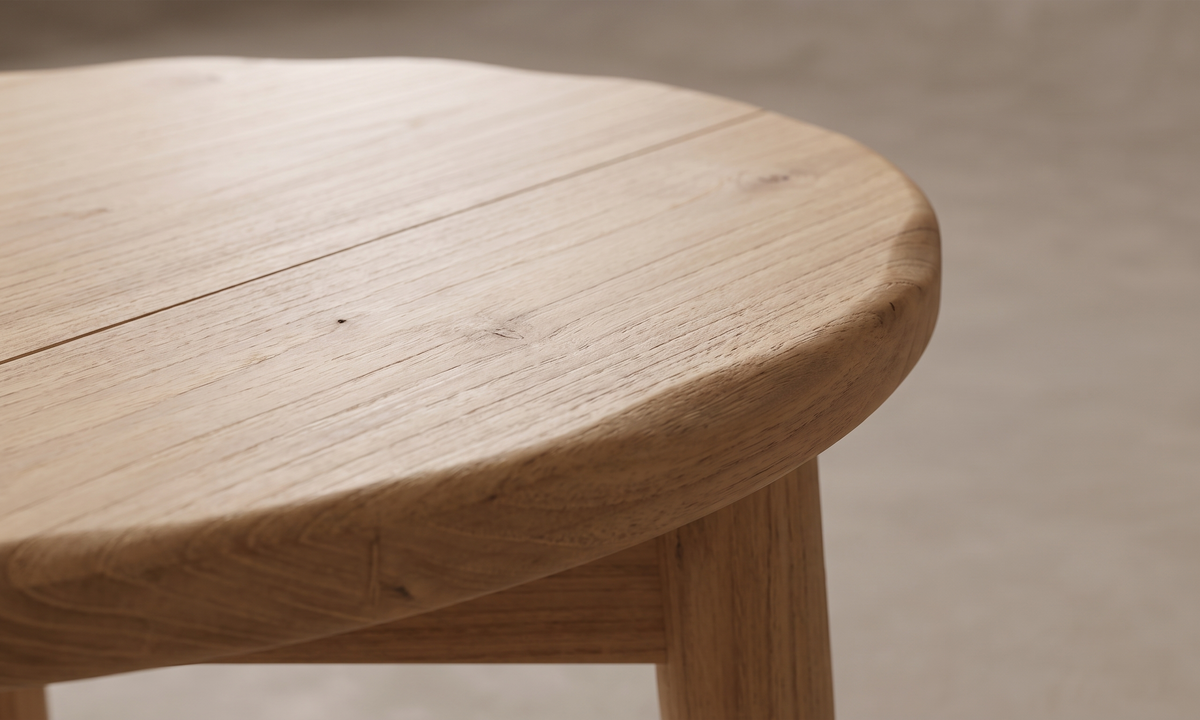 Driva sidobord i obehandlad teak, närbild på träets ådring och yta