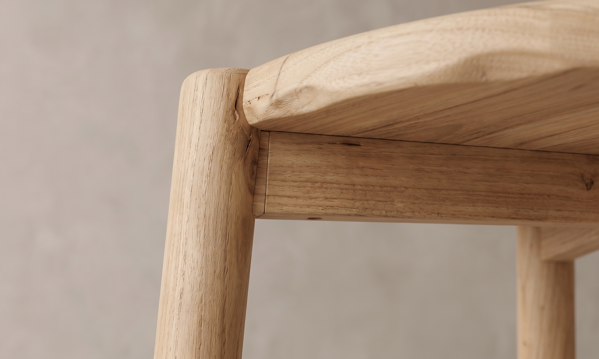 Driva sidobord i obehandlad teak, närbild på fogen där delarna möts