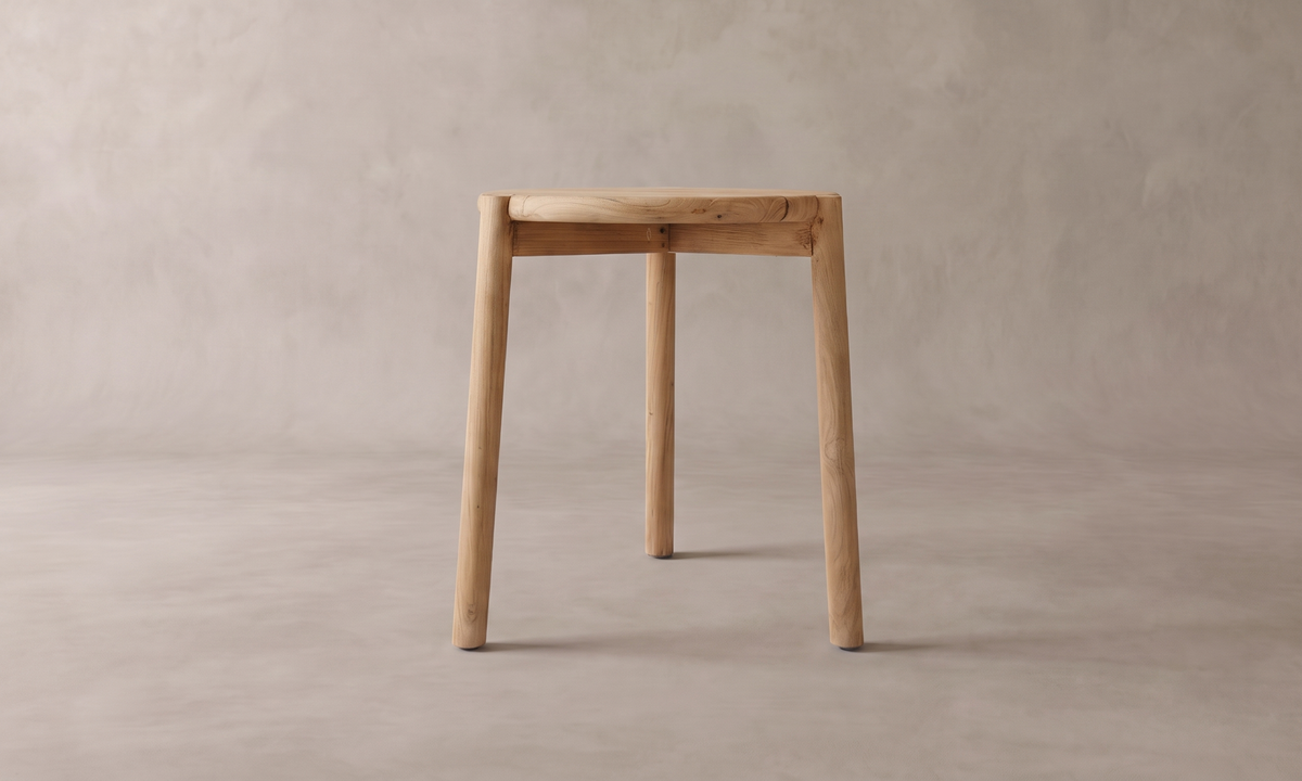 Driva sidobord i obehandlad teak, sett nerifrån, genom möbeln
