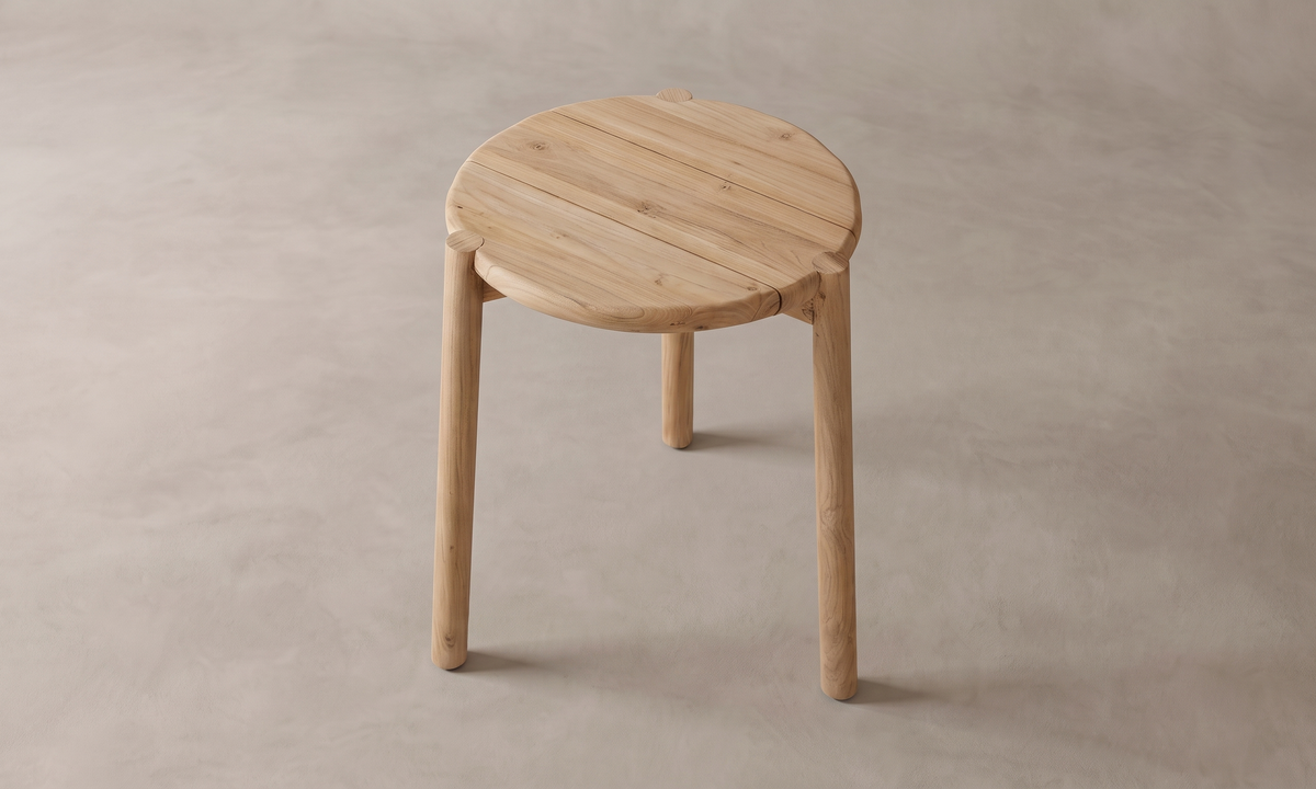 Driva sidobord i obehandlad teak, sett uppifrån mot skivan
