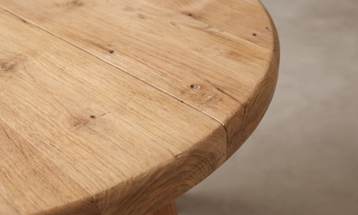 Glänta soffbord i återvunnen teak, närbild på träets ådring och yta