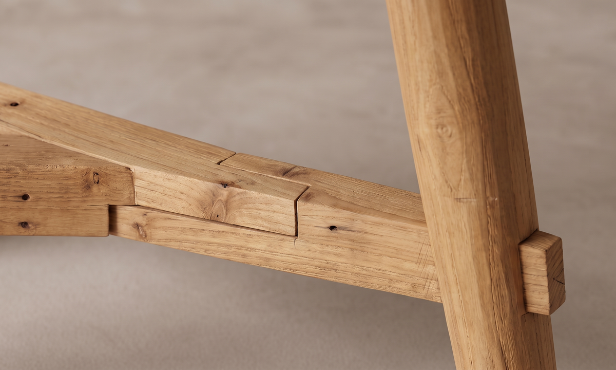 Glänta soffbord i återvunnen teak, närbild på fogen där delarna möts