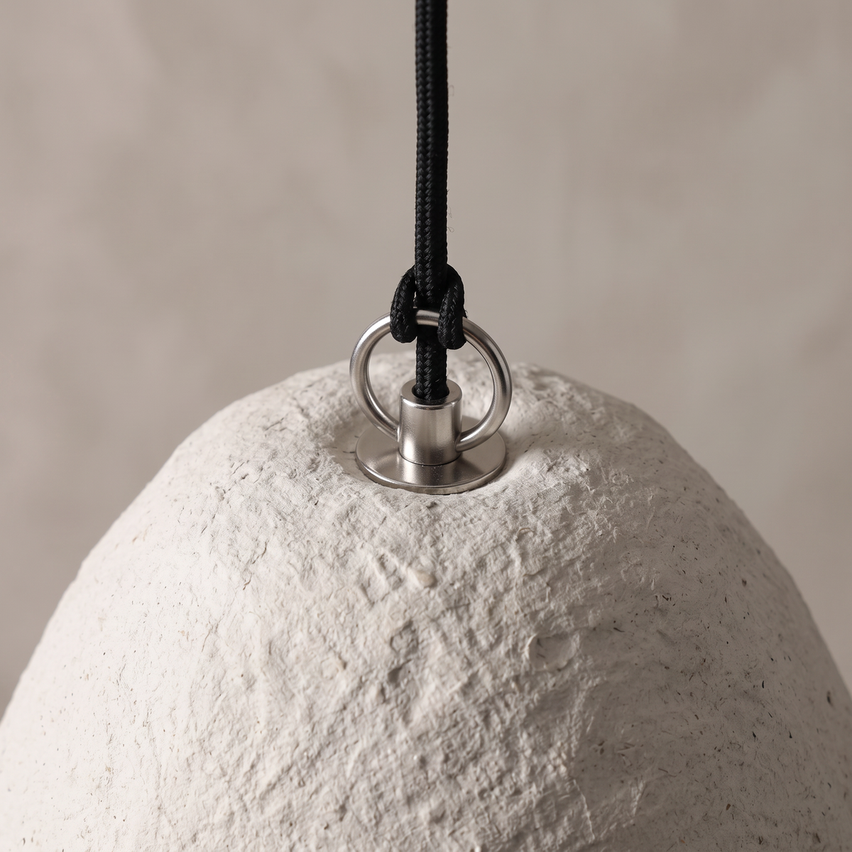 Halo pendel vit 35 cm i papier-mâché, närbild på upphängningen med ring och tygsladd