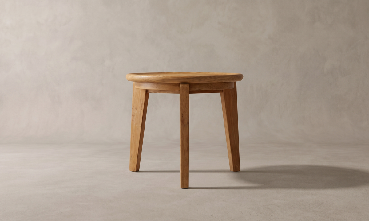 Kärna sidobord i återvunnen teak, sett rakt framifrån