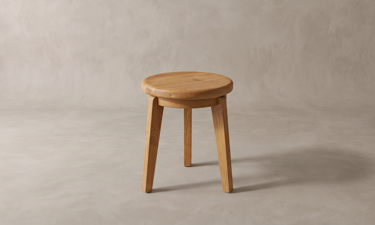Kärna sidobord i återvunnen teak, sett snett framifrån