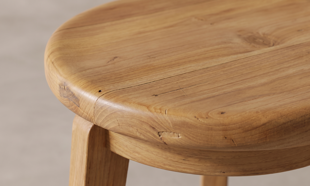 Kärna sidobord i återvunnen teak, närbild på träets ådring och yta