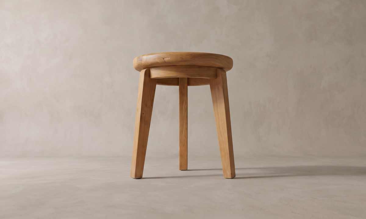 Kärna sidobord i återvunnen teak, sett nerifrån, genom möbeln