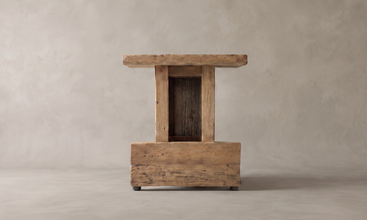 Kubb pall i massiv teak, sedd rakt framifrån