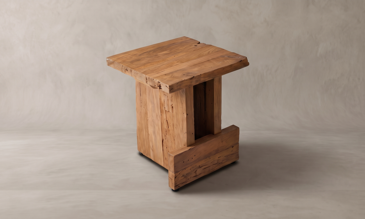 Kubb pall i massiv teak, sedd snett framifrån