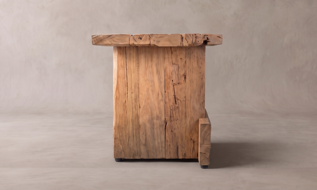 Kubb pall i massiv teak, sedd från sidan