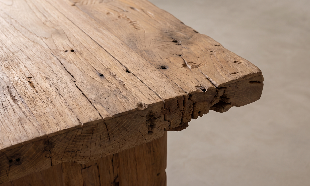 Kubb pall i massiv teak, närbild på träets ådring och yta