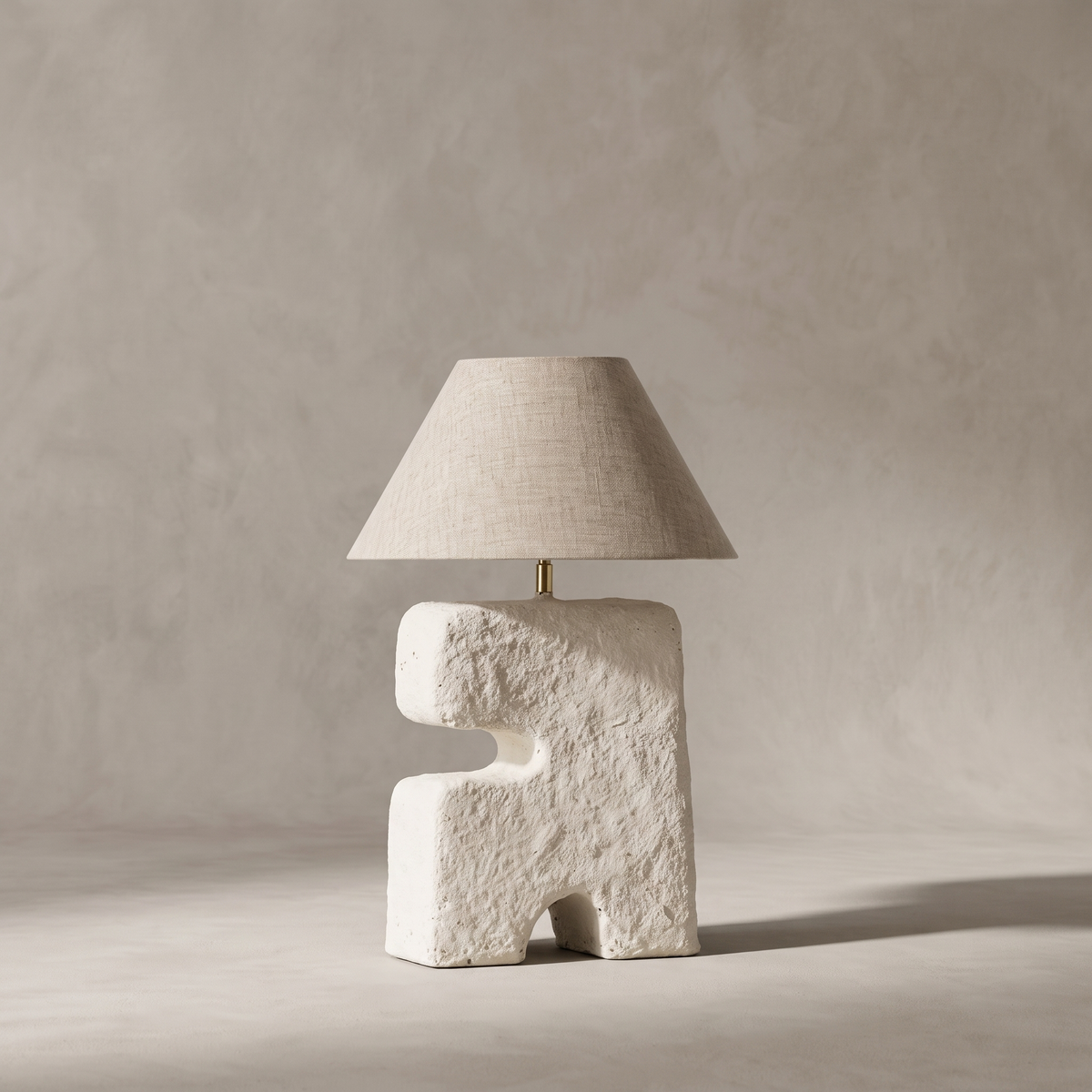 Kupa bordslampa 32 cm i papier-mâché, sedd rakt framifrån