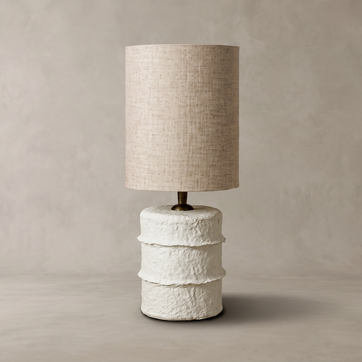 Linje bordslampa, vit skulpterad fot med tre band, sedd rakt framifrån