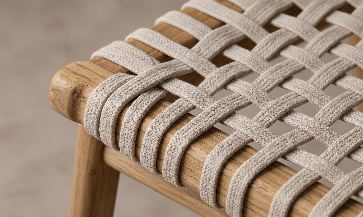 Näver matstol i återvunnen teak och flätat naturmaterial, närbild på träets ådring och yta