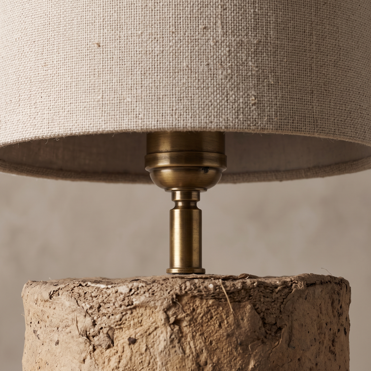 Pelare golvlampa i papier-mâché, närbild på sockeln mellan pelare och skärm