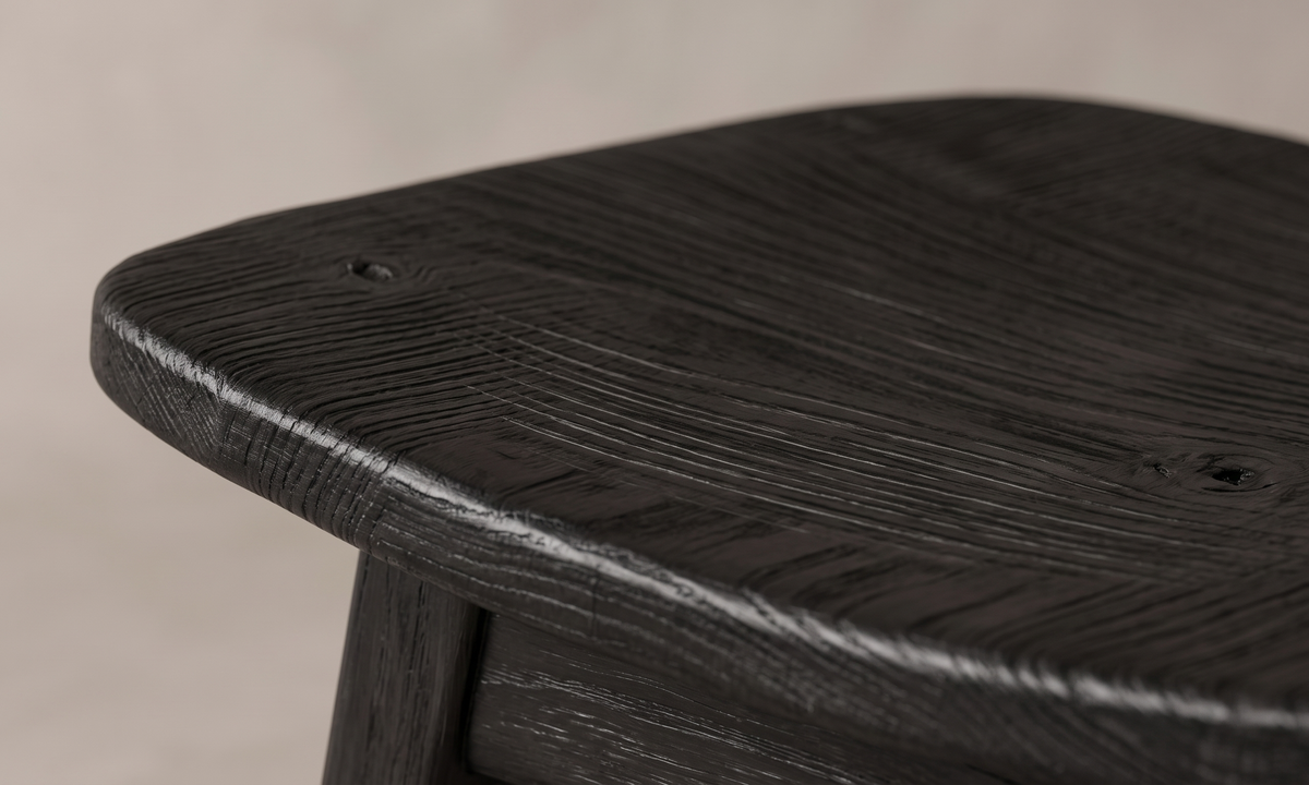 Spira matstol svart i svartbetsad teak, närbild på träets ådring och yta
