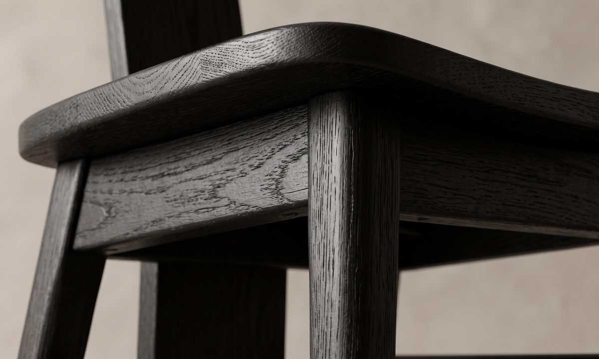 Spira matstol svart i svartbetsad teak, närbild på fogen där delarna möts