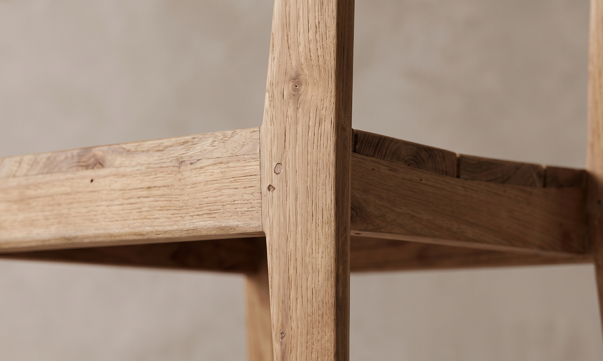 Spjäla matstol i återvunnen teak, närbild på fogen där delarna möts