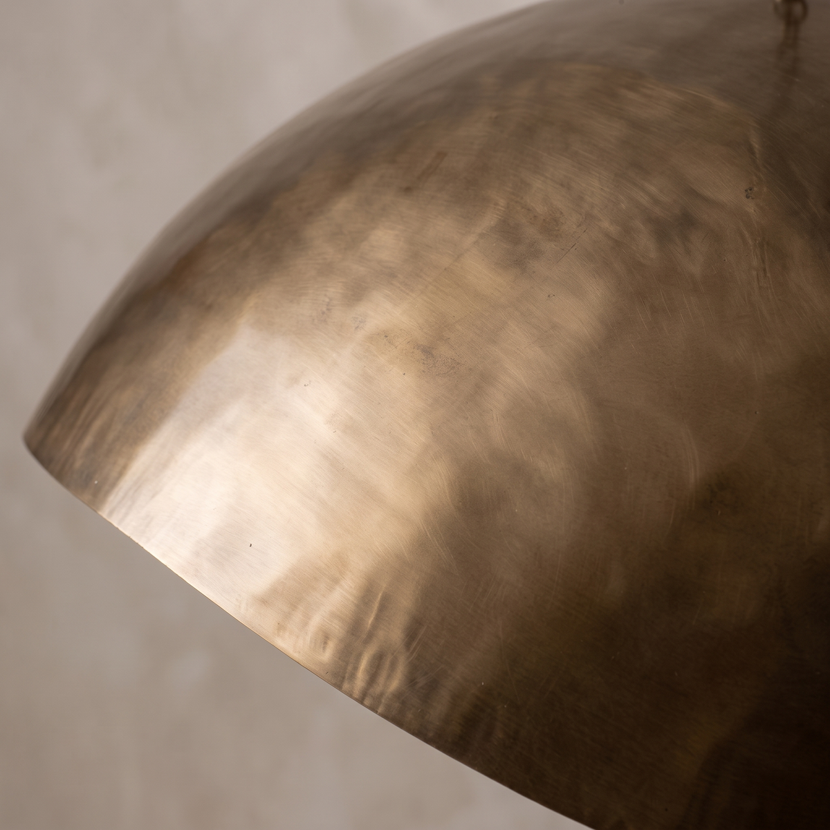 Veck pendel i järn med mässingsfinish, närbild på mässingens patina
