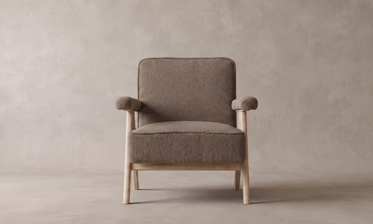 Vide fåtölj i taupe bouclé och ljust trä, sedd rakt framifrån