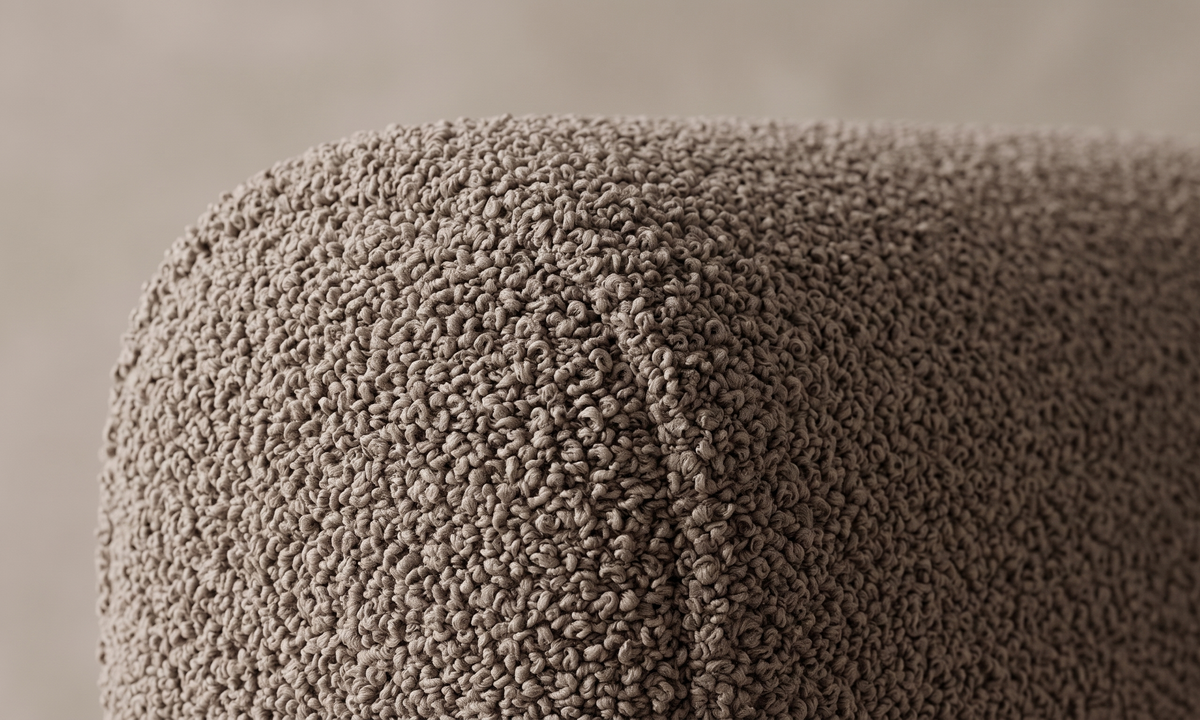 Vide fåtölj i taupe bouclé och ljust trä, närbild på bouclétygets slingor och struktur